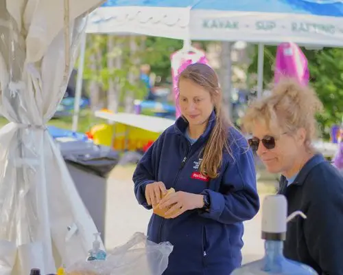 Bénévoles en action au Championnats canadiens de canoë-kayak d'eau vive